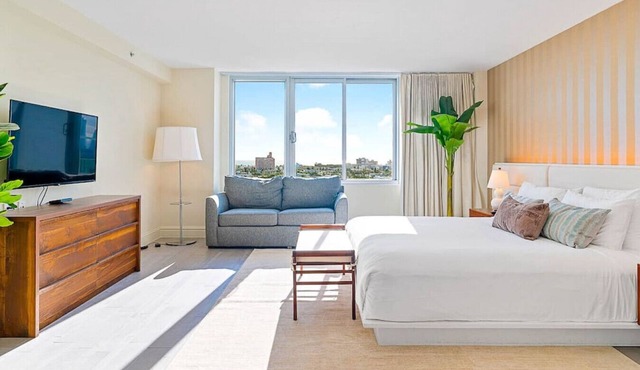 Modern City Studio on High Floor with Ocean view, pool, gym, spa access in Miami Beach