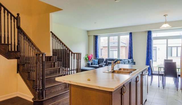 Modern Comforts: 4 Bedroom Family Home in Thorold | 20 Min to Falls in Thorold