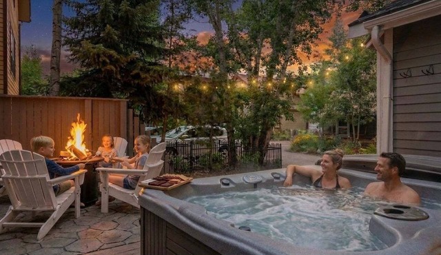 Modern Cottage🏡3 Blocks to Main🚠4 minutes to Gondola♨️Hot Tub🐶Pets🤑$0 Cleaning fee