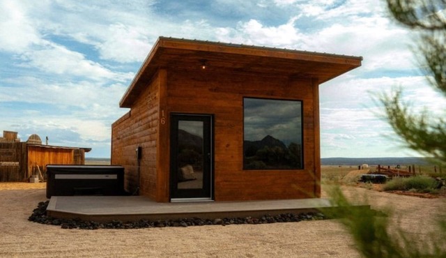 Modern Desert Cabin with Hot Tub & Sauna Access in Colorado City