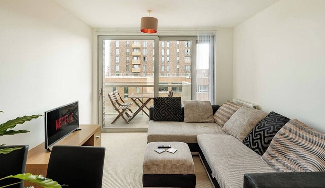 Modern Flat with Balcony near Hackney Wick in London