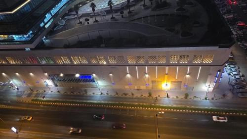 Modern King Room, Dubai City View, Private & Peaceful, 2 mint walk to Dubai