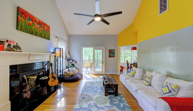 Modern lakefront home - free paddleboards, sauna in Durham