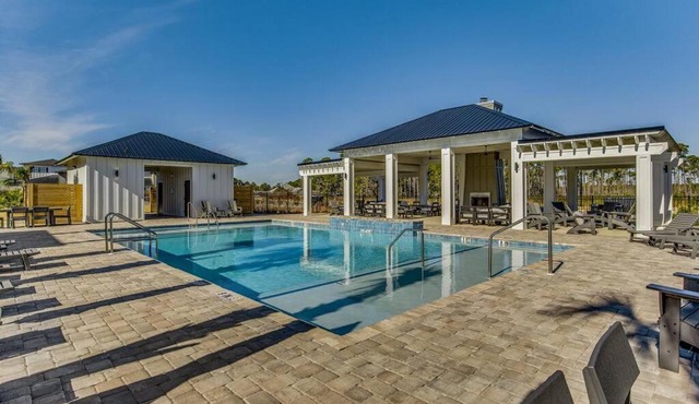 Modern Luxury 4BR Pool Bay Access Outdoor Dining in Pensacola