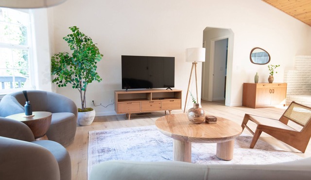 Modern Mountain Retreat - Wineries, Lakes, Hot tub, Nature in Pollock Pines