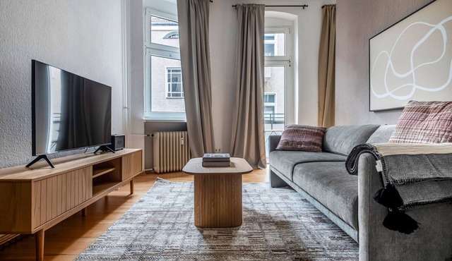 Modern Steglitz Studio, Completely Furnished & Decorated, by Blueground in Berlin