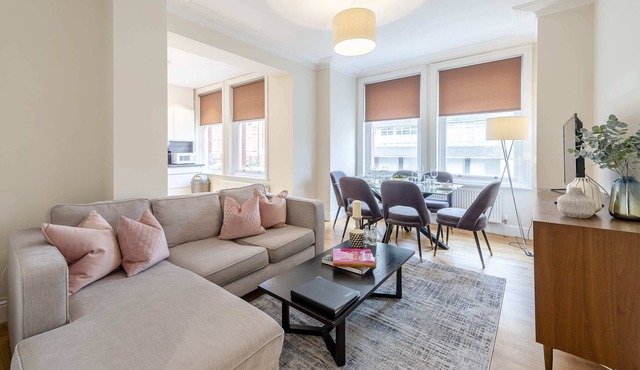 Modern Three Bedroom Apartment in Hammersmith