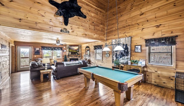 Mountain Views, Private Hot Tub & FREE Attraction Tickets in Gatlinburg