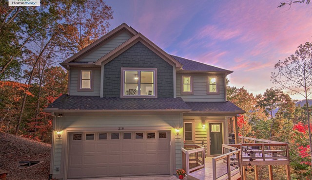 Mtn. Views, Hot Tub, Garage w/EV Charger, 10 min. to DT and Biltmore House in Asheville