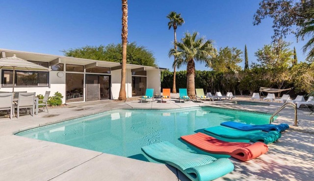 Namastay Here Mid Century Home with Pool/Spa in Palm Springs