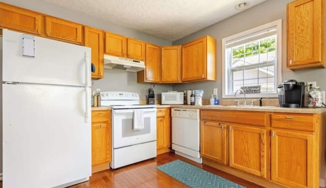 nDowntown walkable 2-bedroom with everything needed for two couples or more. in Asheville