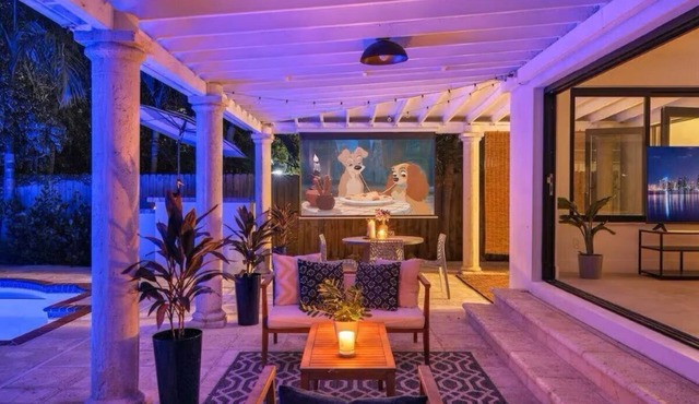 Near Strip, 14 Bedroom Sleeps 40, Huge Indoor/Outdoor Pools, Saunas,Jacuzzi/Spa in Las Vegas