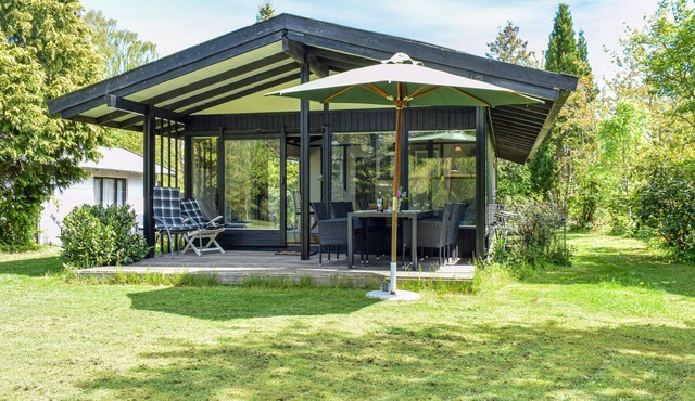 Nice home in Dronningmølle with WiFi in Dronningmølle