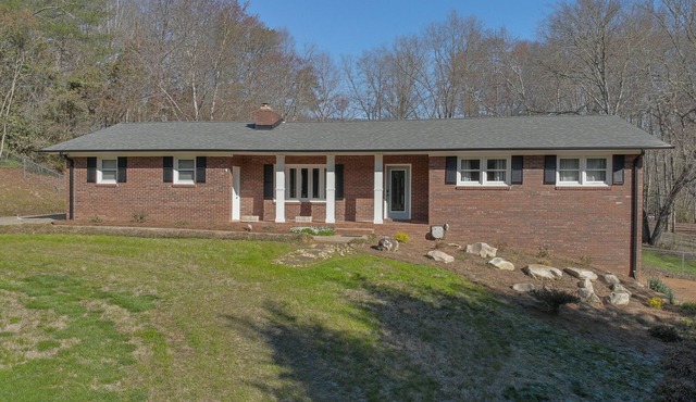Nice quiet keyless entry home just 25 min to Lake Lure & Chimney Rock with barn in Union Mills