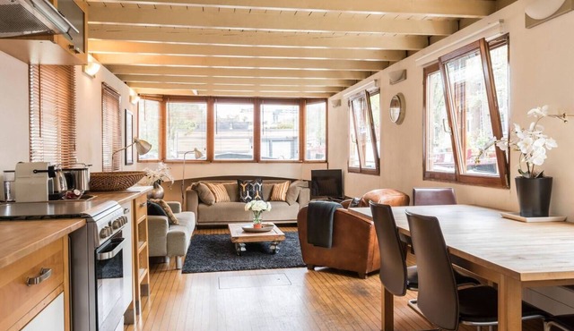 Nicely decorated houseboat-apartment at the canal district in the historic old centre of Amsterdam. in Amsterdam
