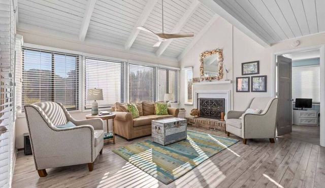 Nicely Decorated! Great Location! Amenity access included! Neighborhood Pool! No pets in Seabrook Island