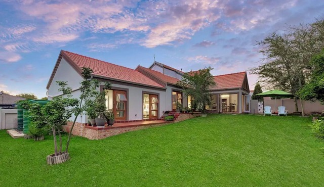 No loadshedding. Pet friendly. Best long stay discounts. 200mbps WiFi! in Broadacres