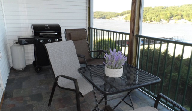 No Steps/walk in/ 2BD/2BA w/12x30 boat slip Great View! in Camdenton