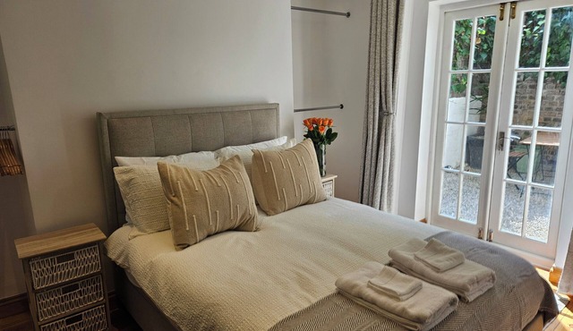 Notting Hill Charming Garden Retreat. Sleeps 4 in London