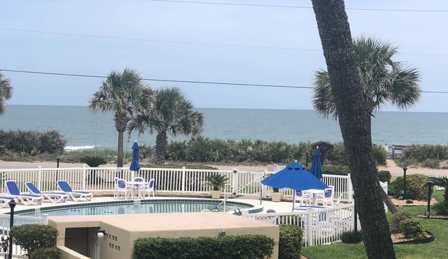 Oceanfront, pool, steps to quiet beach, nicely fully furnished in Ormond Beach