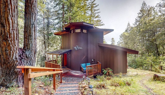 Off-the-grid tower retreat with private hot tub & scenic deck - dog-friendly in Jenner