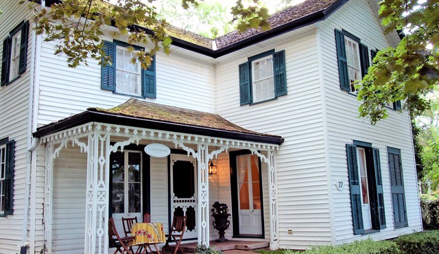 Old Town Charm With Modern Amenities Steps To Downtown in Niagara On The Lake