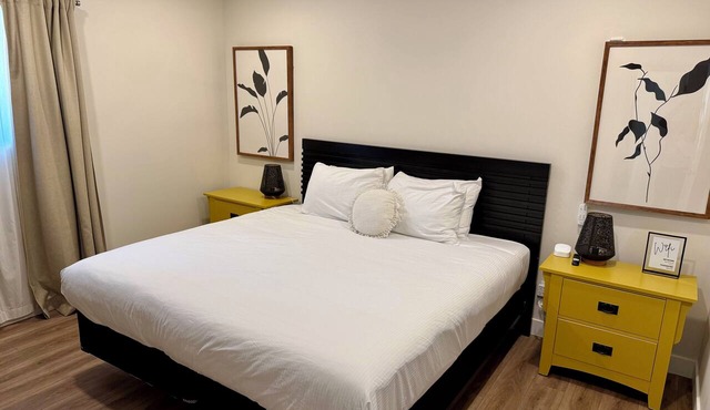 Oliver Oasis, Cab Franc: swim spa and 5 bdrm in the heart of wine country! in Osoyoos