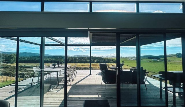 Omakana House - Sunrise Views, Spa & Scenic Deck in Tāwharanui Peninsula