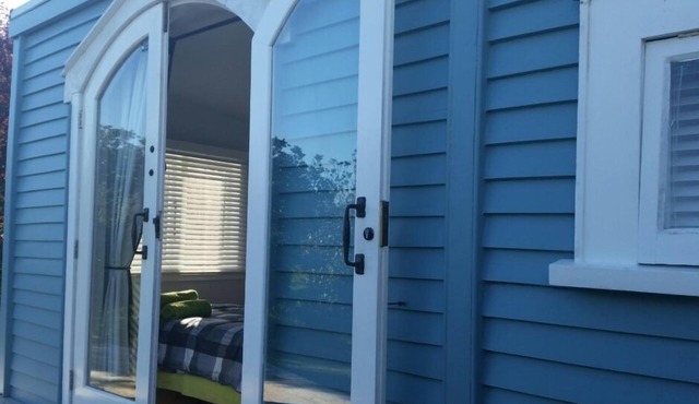 Oneroa Beach Village Cottage - Sunny Studio