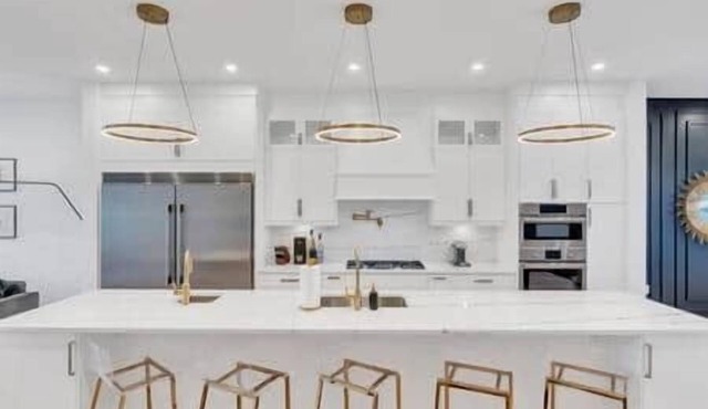 Opulence - Luxury | King Beds, A/C + Parking + EV Charger in Calgary