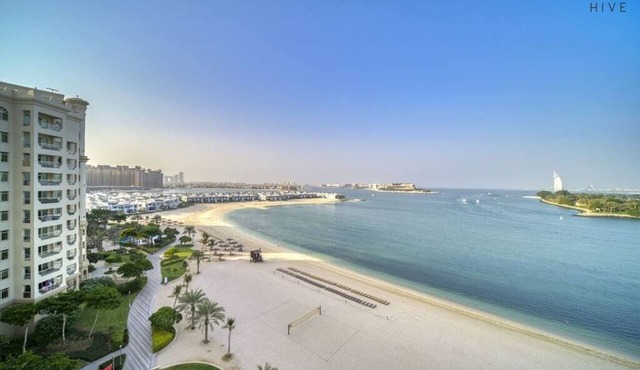 Palm Jumeirah Apt w/Beach Access & Sea View
