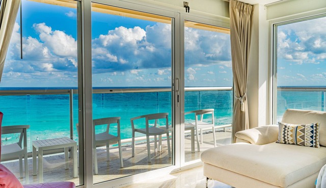 Panoramic Beachfront Studio w/Breathtaking Ocean Views & Top Location in Cancún