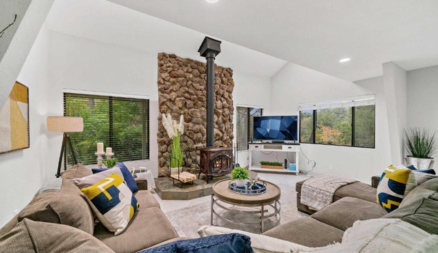 Peaceful Home on Acreage, Walk to Folsom Lake in Loomis