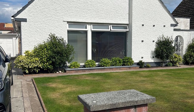 Peaceful private entrance, 1 minute walk to shops, bus stop; access to 26 bus. in Corstorphine