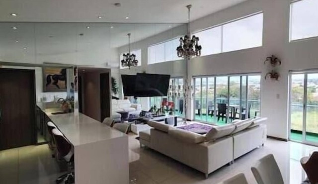 Penthouse safe and beautiful, with stunning views in San José