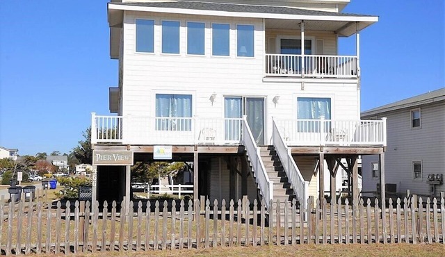 Pier View: Cozy Second Row Beach Cottage with Sunroom, Great Views and Easy Beach Access in Brunswick