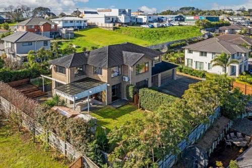 Pinehill Extra-Large 8 Bedrooms House in Auckland
