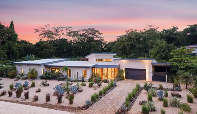 Playa Grande Luxury 5-bedroom estate with expansive saltwater pool/Golf Cart in Playa Grande