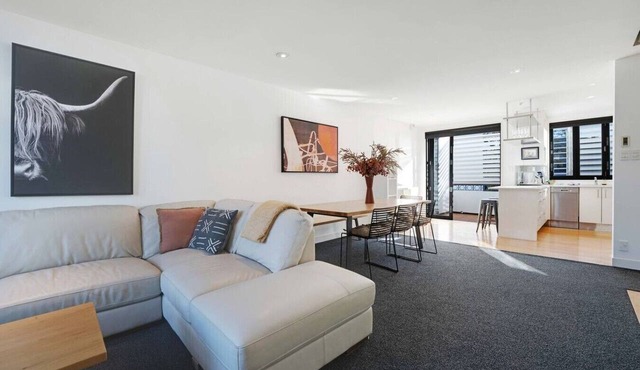 Ponsonby 4BR Townhouse w Parking | Walk to Shops in Auckland Central Suburbs