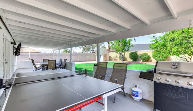 Pool, Basketball + BBQ! Glendale Group Getaway in Glendale