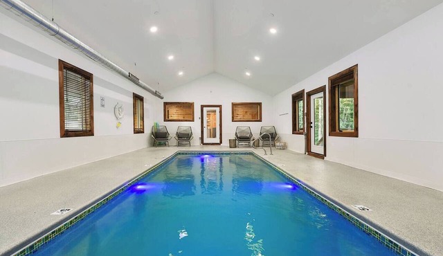 Pool, HotTub, FirePit, EVCharger, & Great Location in Oakland