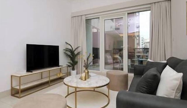Poolside Apt 15 Min to Airport & Downtown Dubai