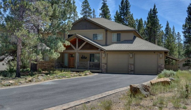 Premier Luxury Home with 7 BR/7.5 BA, Hot Tub, Game Room, SHARC passes, A/C