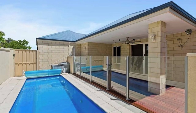 Premium Central Cosy Large Family Friendly Home w/Piano & Pool in South Guildford