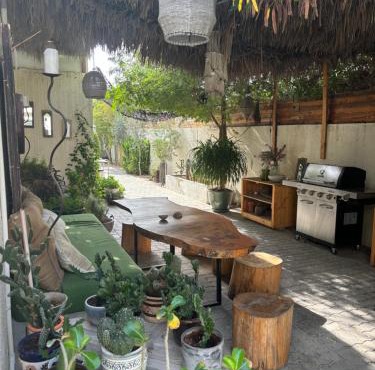 Private Cottage with bbq area 5 min walk to beach!