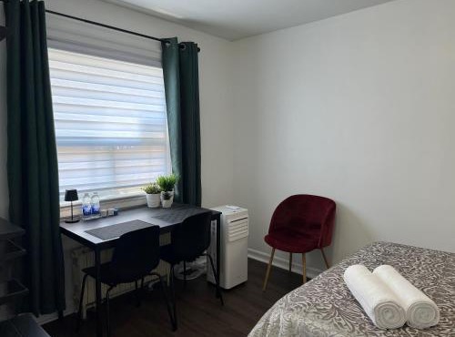 Private Room with Shared Bathroom in West-Toronto in Toronto