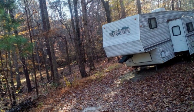 Quiet camper Wooded space Small creek Extra cruelty free & vegan avail Enjoy! in Wake Forest