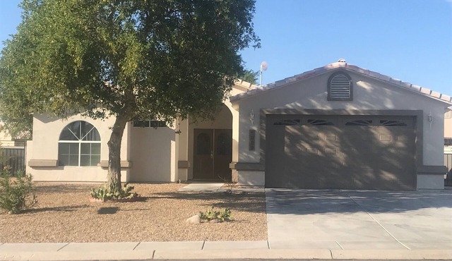 Quiet Golf Community Home: 3 Bedroom - 2 Bath W/Private Non-Heated Pool in Fort Mohave