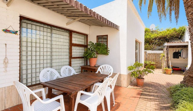 Relax at Linger Longer - 3 bedrooms, Wi-Fi, secure parking, close to the beach in Jeffreys Bay