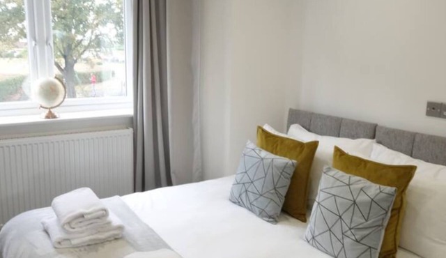 Relaxing 1 Bedroom Apartment With Free Parking Near Heathrow Airport in Feltham